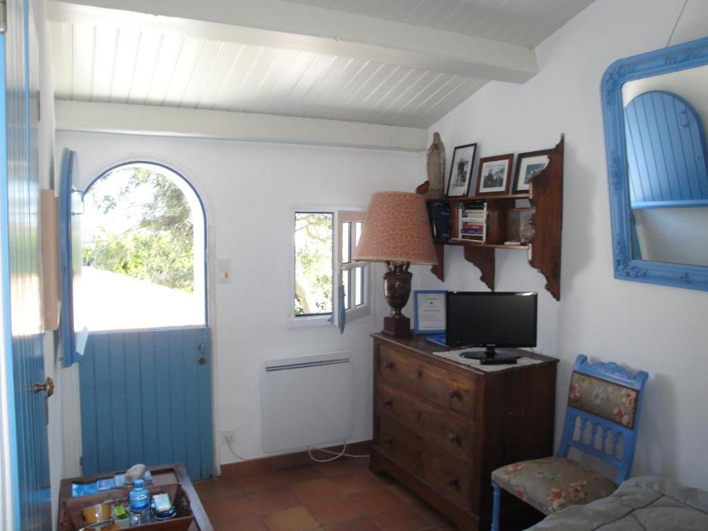 Le Buzet Bleu Bed & Breakfast Нуармутье Номер фото